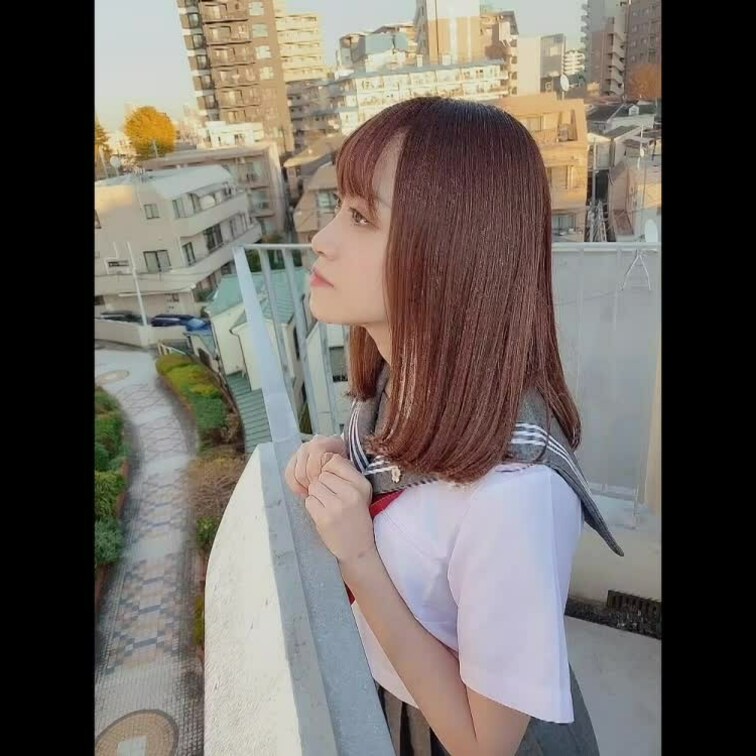 制服でお外に😝パンツチラ🌸