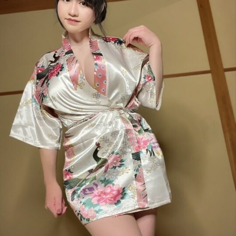 「艶やかな着物の…わたし、そして着物を脱ぎ捨てて…」

艶やかな着物姿
丈は短いので下半身はほぼ露出してしまってい