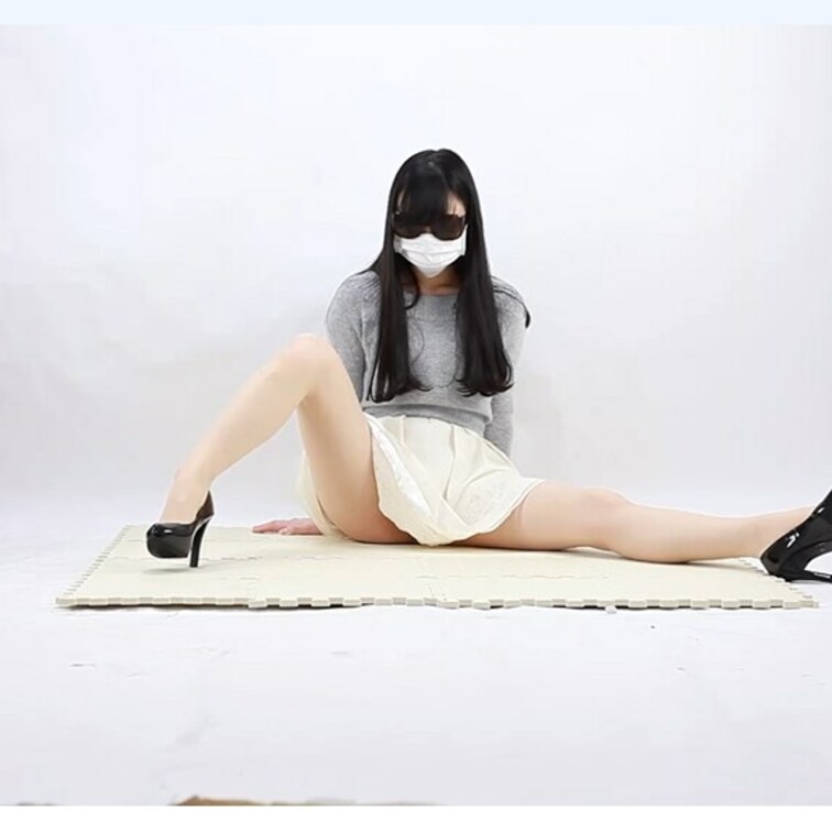 色白で黒髪ロングの女の子の第2弾。

ファッションと下着のモデルとして撮影させてもらい

乳首、陰毛ポロを狙うカ