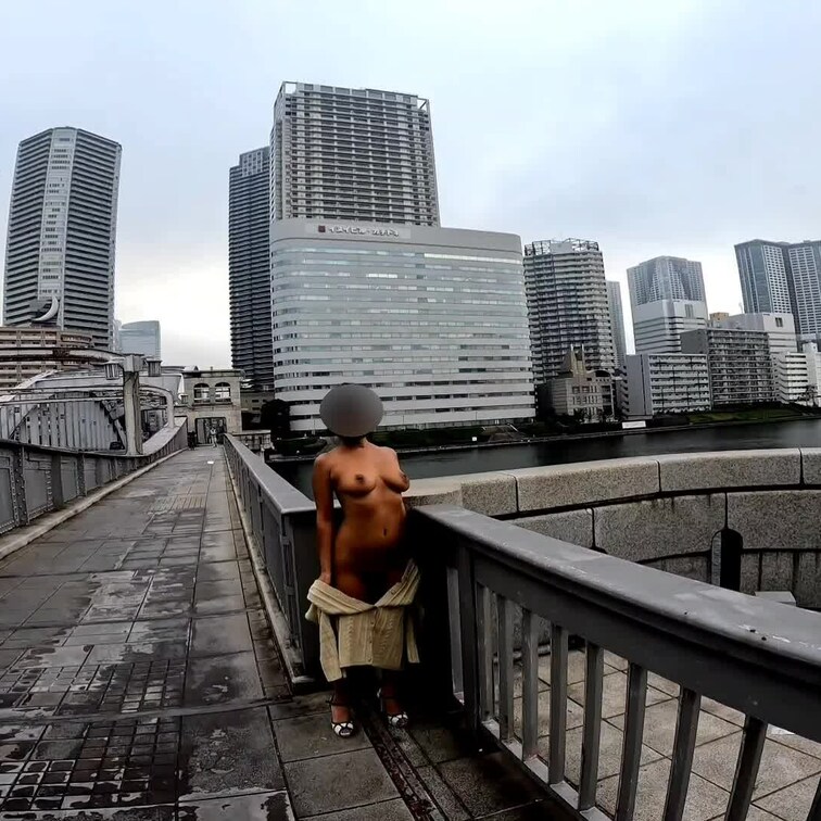 某大きな橋で露撮編
そこそこ交通量のある橋で思いきって脱いでみました✨　通り過ぎる人も見てくれたようです🤭
