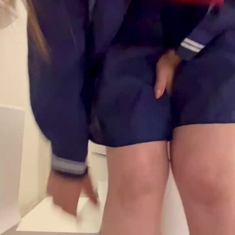 セーラー服着て、便器にM字に座ってアソコ丸見えでうんこしました💩💕

続きはX会員様アカウントで💩💕