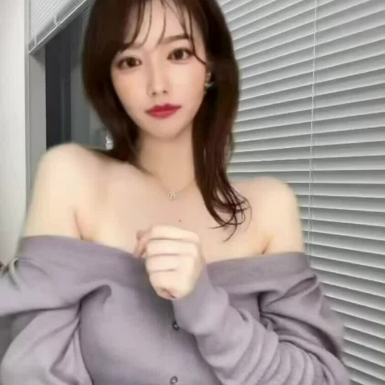 お顔出しで乳首まで...^^