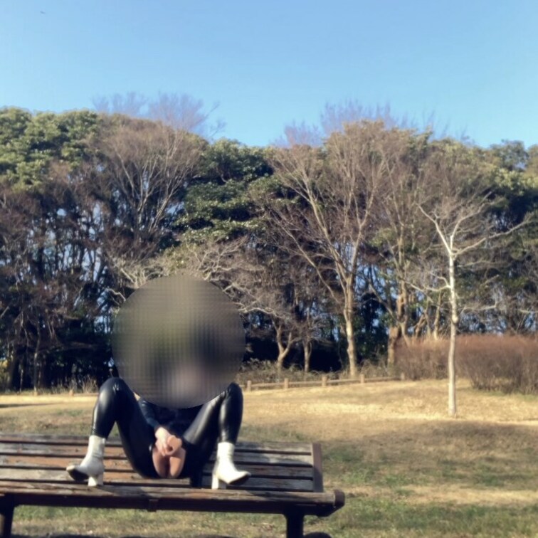 キャットスーツのいろはが公園のベンチで極太ディルドオナニー。周りに人がいなかったので大胆にディルド君とセックスしていたら