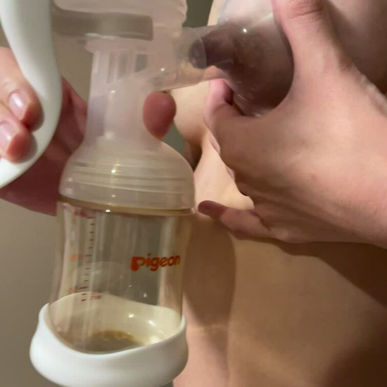 【乳搾り🍼】
初めて搾乳機を使って、乳搾りしてみました🐄
搾乳機使った後に手でやると、いつも以上に噴出して床がベタベ