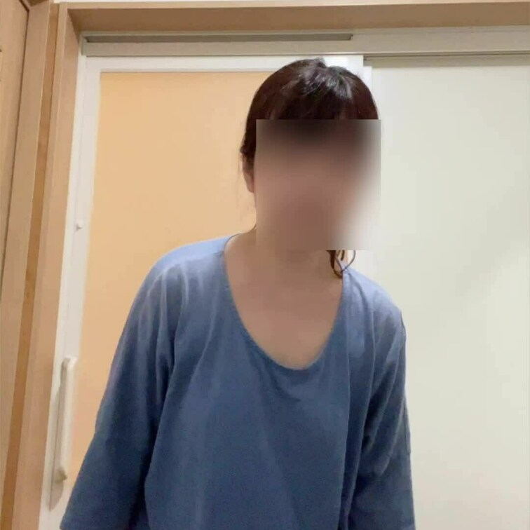 脱ぎ脱ぎ♡♡目がちらり👀
