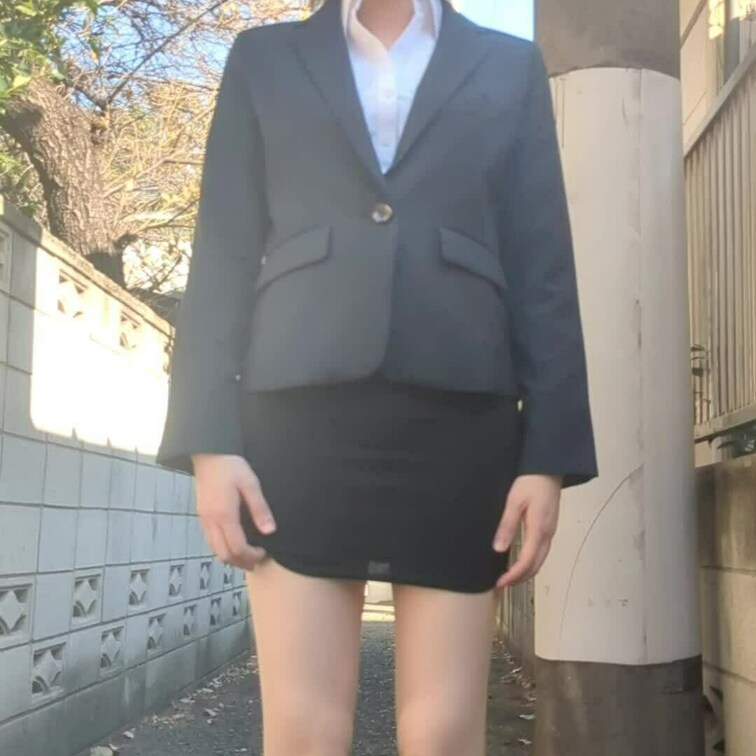 通勤の道でスカートめくってみました…。