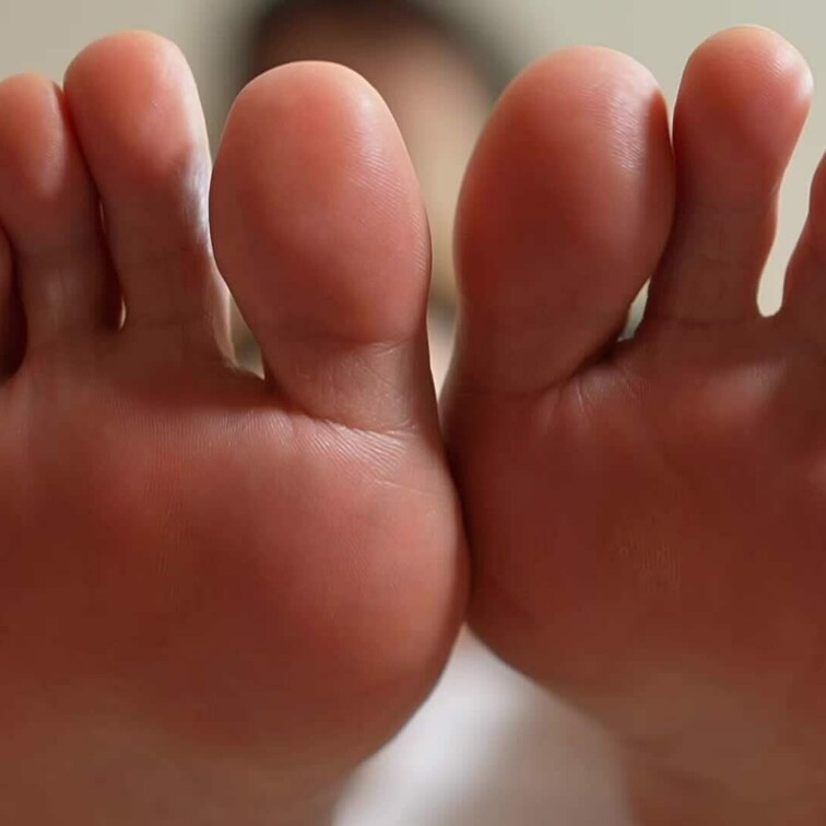 体の上に乗られて、身動き取れずに足裏をひたすら見せびらかされる朝