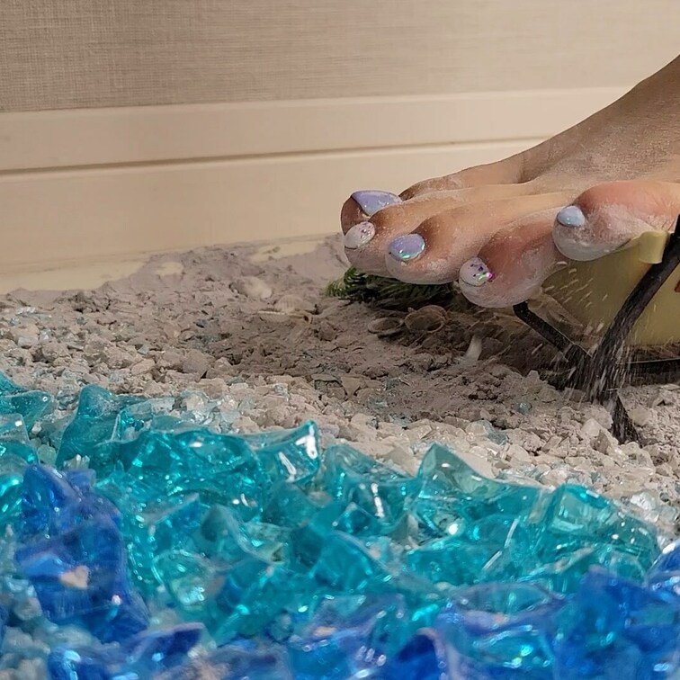 まるで巨大○○○！？

夏っぽいネイルで、ミニチュアの海に入りました⛱

砂浜をふみふみするのが楽しくなって、最