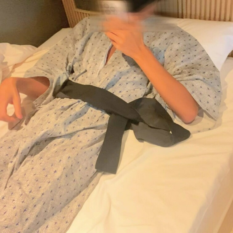 【浴衣】おな電してたら指示されてアナル丸見えでスクショたくさん撮られちゃった…ネットにばらまかれたらおしまいなのに…
