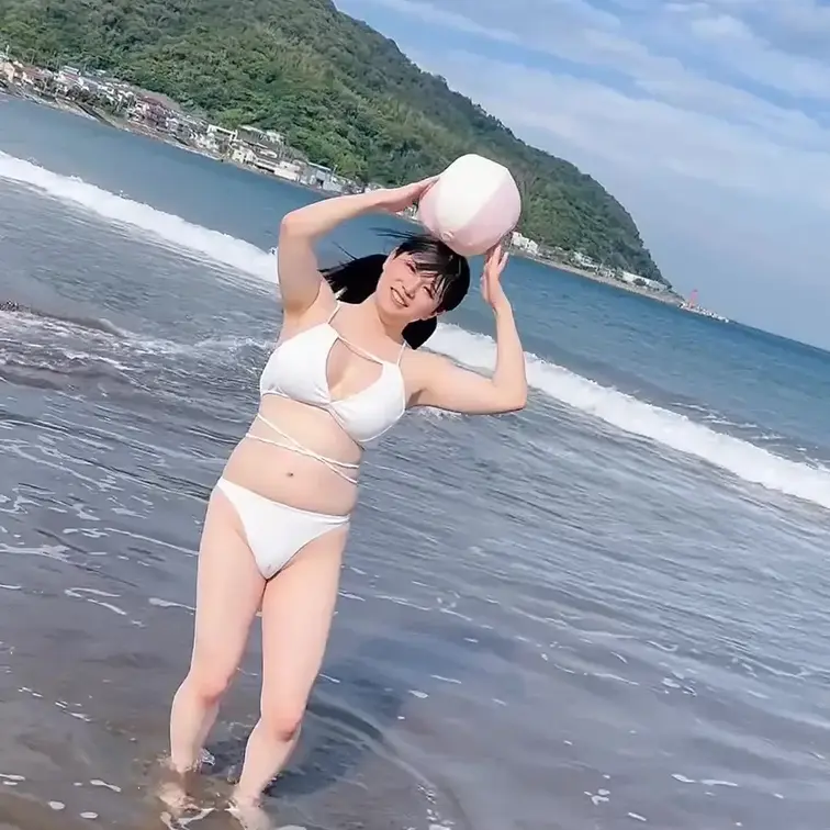ビーチで水着着て動画撮影もしてみました♡
動画時間は短いですが、ぽっちゃり＆爆乳をご堪能ください♪
※無断転載禁止で