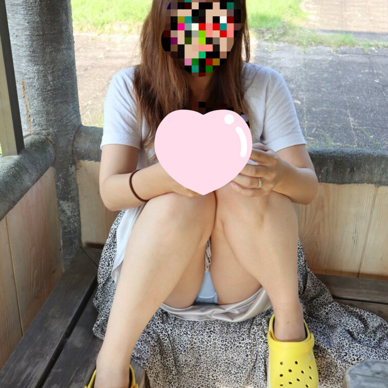 初めての野外露出!
公園の東屋で頑張ってくれました!
この時のドキドキと足を開いた時の感動、更にはおっぱいを露に