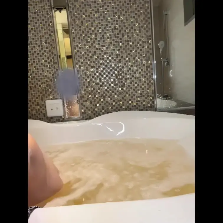 鏡にスタッフが映りこんでるからモザイク処理したよ！笑
お風呂の美奈子を楽しんでね♪

The staff was 