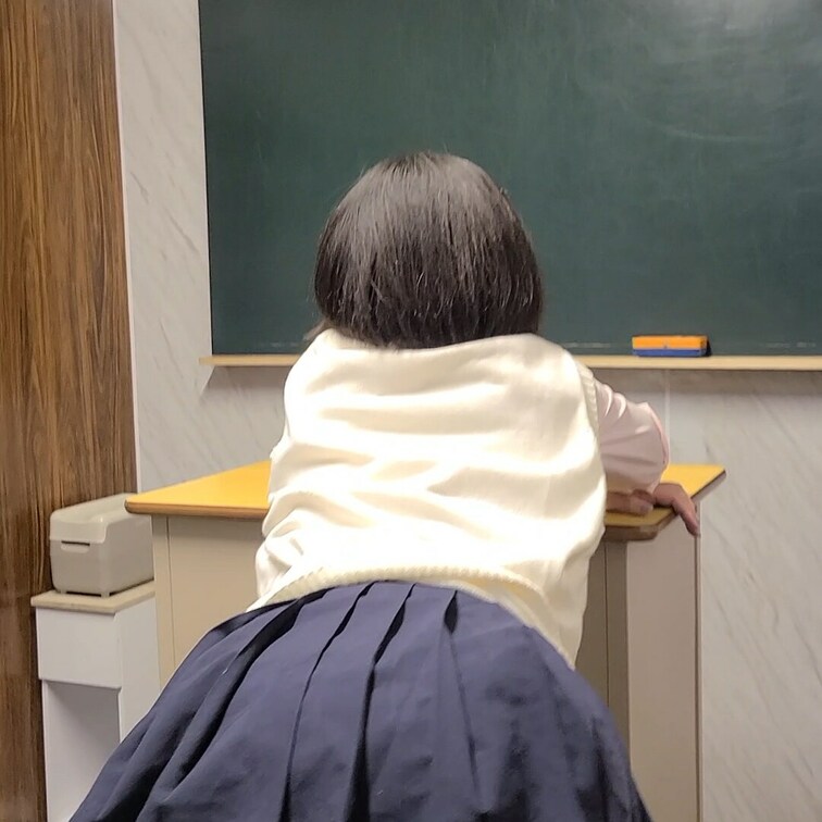 4-6-1スクスカ×ピンク綿パンのパンチラ
・教室でスカートめくり＆お尻突き出し悩殺ポーズ
・机の下の覗き込みパンチ
