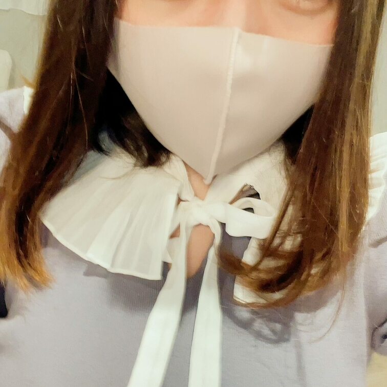 最近おっぱいが大きくなりすぎて服がはちきれそう、、ぼたん閉めるお洋服着ててもお外歩いてたらおっぱいのとこだけボタン外れち