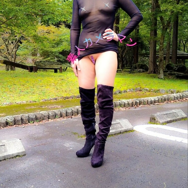 こんにちは(^^)
妻と軽く露出撮影に出掛けた時の写真📸です。
ノーパンノーブラでシースルーワンピースを1枚だけ着て