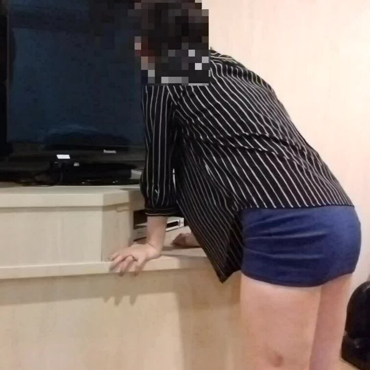 着衣セックスの様子です。
我慢出来ずに立バックで…