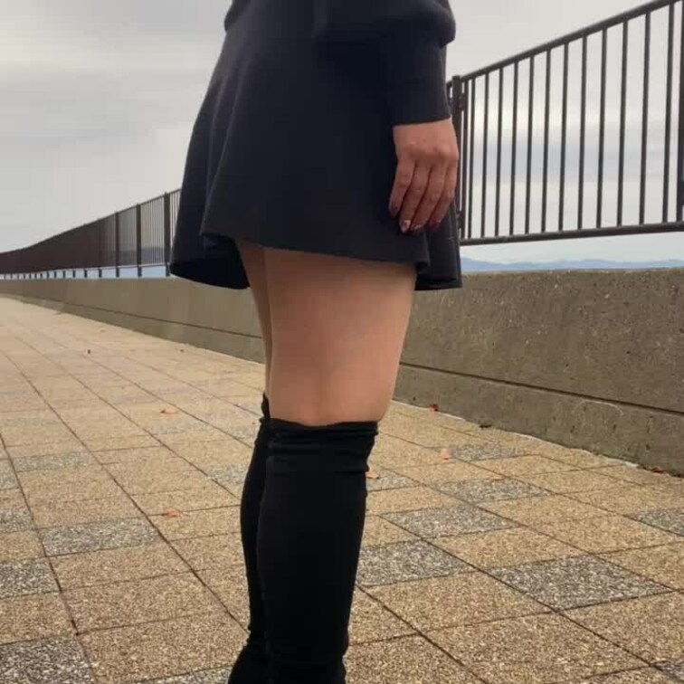 2分弱のTバックからはみだす巨尻なスカート捲り上げ
前も後ろも見せる大胆なdeens妻
