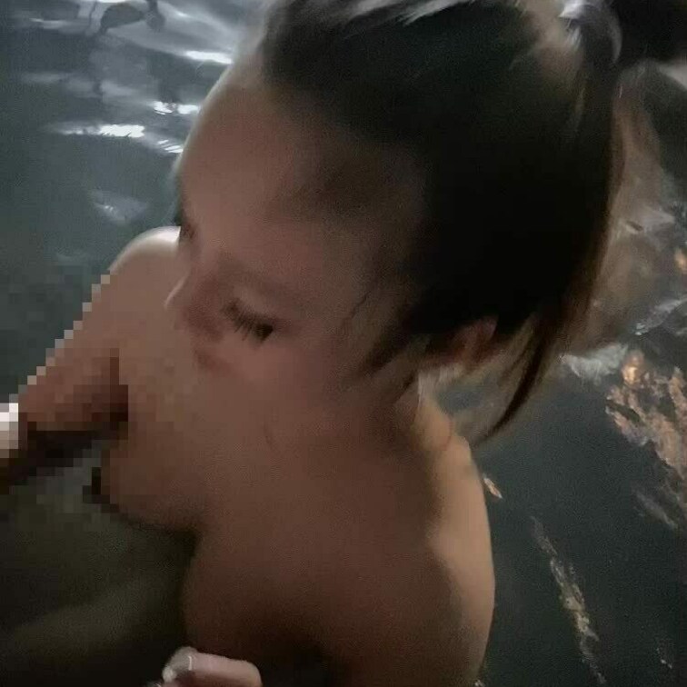 温泉旅行で男湯に夜中入ってみた💓
 ドキドキ💓  
誰も居ないから、旦那ちゃんと温泉で‥ 

お風呂もエッチも気
