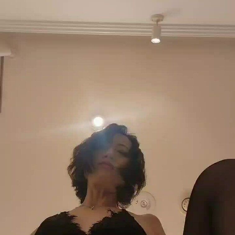 黒ストッキング足裏。
踏まれてみる？
匂い嗅ぎたい？
試してみる？
