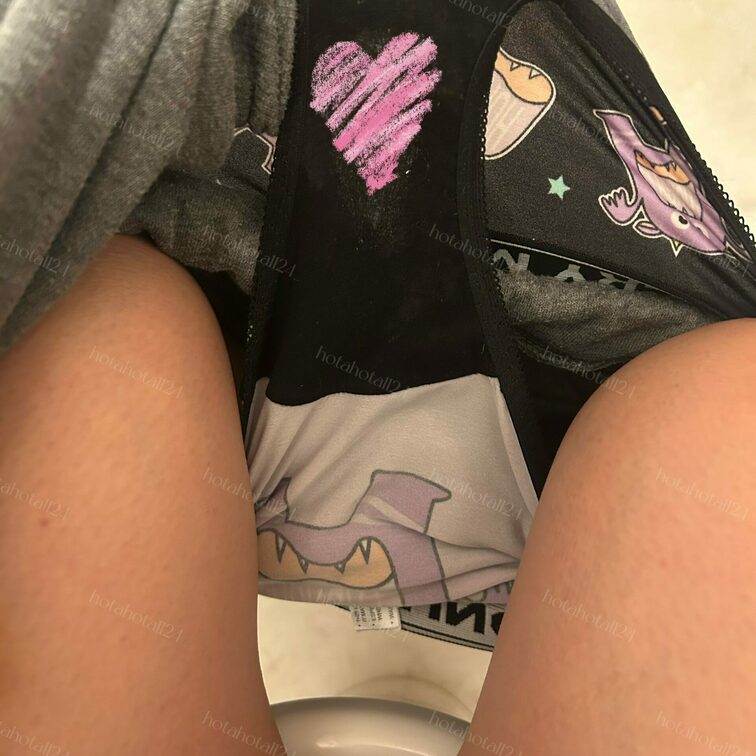 1日中履き通したパンツは、
カピカピですごく汚れてました。
日中ムラムラが止まらず、
なんども愛液が垂れて固まった