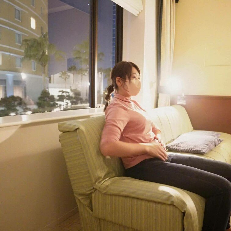 日中は清楚なママする人妻も子どもたちが寝静まったら変態になっちゃう😋
大きな声出せない状況で声を抑えながら気持ちよくな