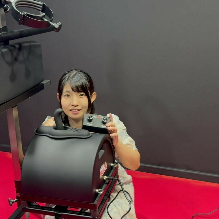 ○○○束器具に固定され、ピストンマシンでオナニーします。