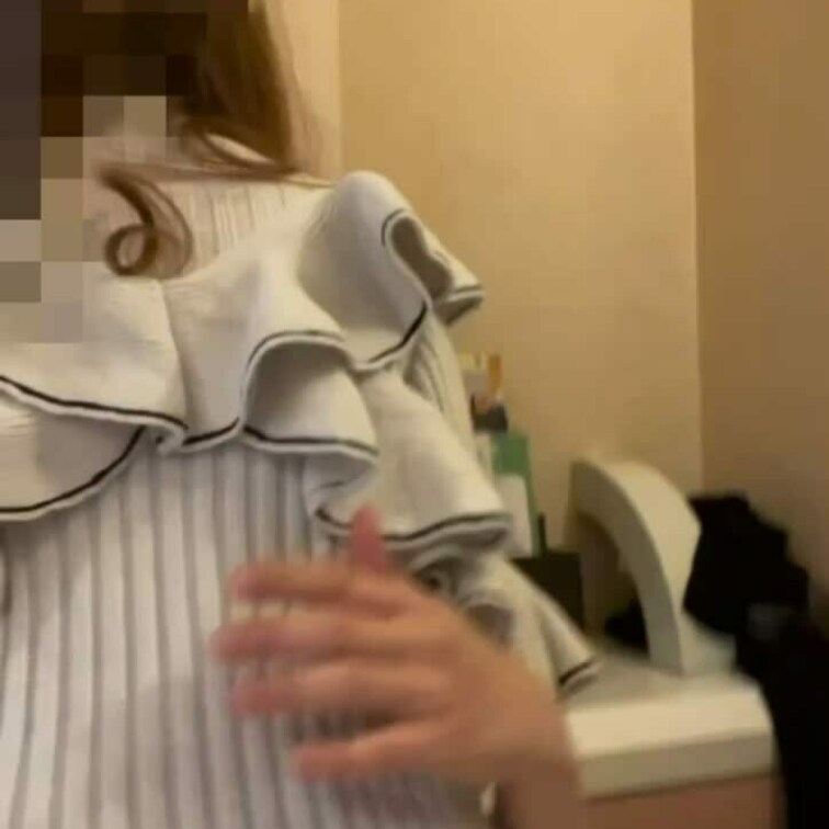ホテル着くなり🏨
『早くちんちん欲しい🥺💕早くエッチしたい😭』
と、マンコを擦りつけてきます。
分け目あり👍