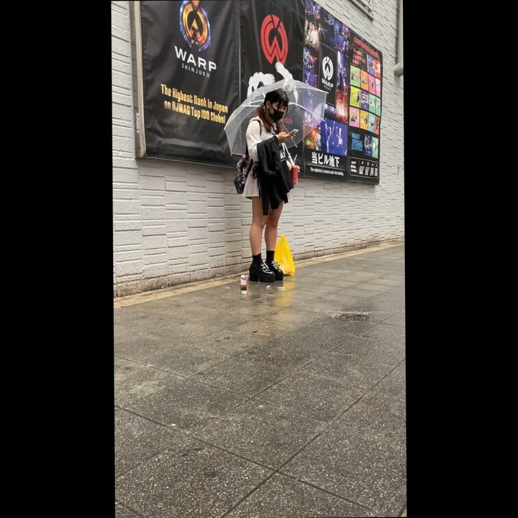 パンチラ25の本編動画。

今回たまたま歩いていたらミニスカ女子に遭遇。

おじさんの予感これはすぐにでもパンツ