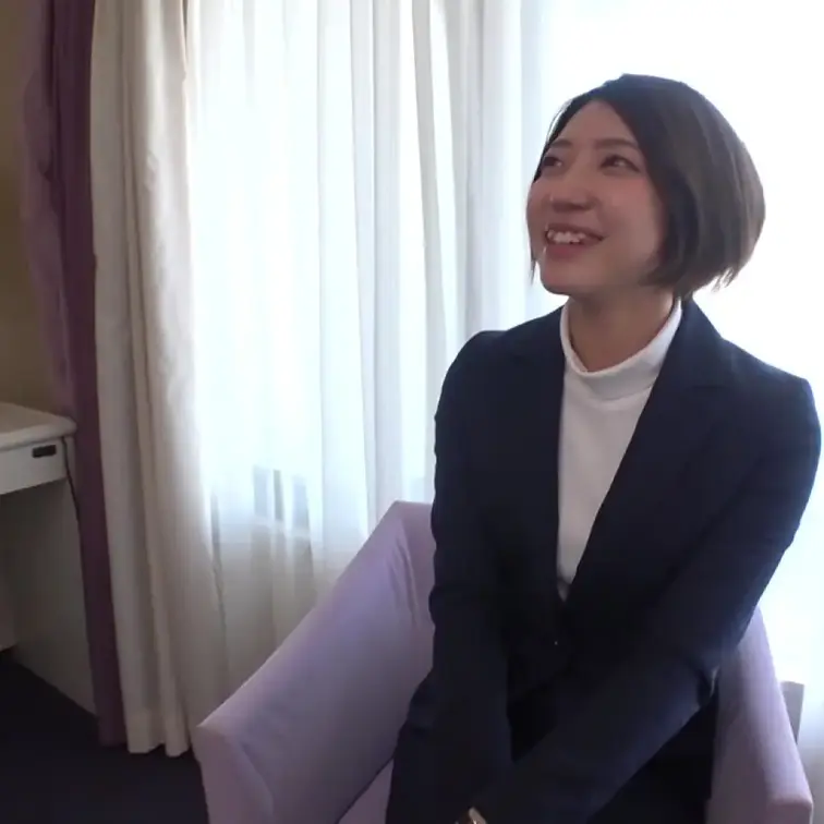 清楚なOLみおさんをゲット！恥じらいながらも笑顔でアレを美味しそうにしゃぶる！美乳なおっぱいや乳首を弄ると可愛い喘ぎ声を