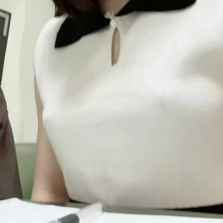 授業中に、めくりあげておっぱい出したのですが、これは流石に隣の男子にバレてるかもしれません,,,💦