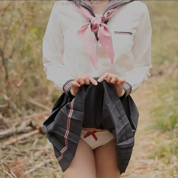 セーラー服でスカートたくしあげてパンチラ撮影しました
好きなパンチラがあったら撮影するのでコメントで教えてね