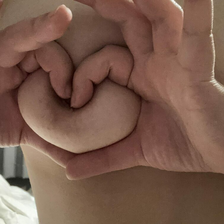 バレンタインだからおっぱいでハート作った🫶
