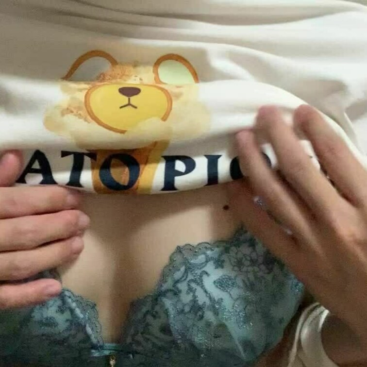 初めて投稿してみた(/ω＼*)
私のおっぱい♡
少しでもいいと思ったらいいね♡してくれると励みになります🥺💝

