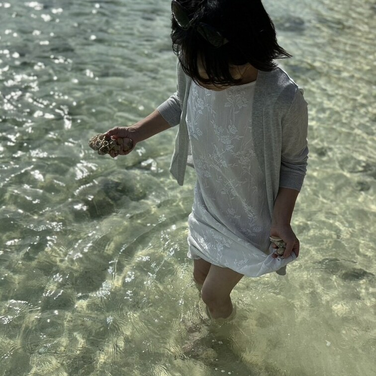 あーん💦貝拾いもいいけど
このまま泳ぎたいなぁ〜✨