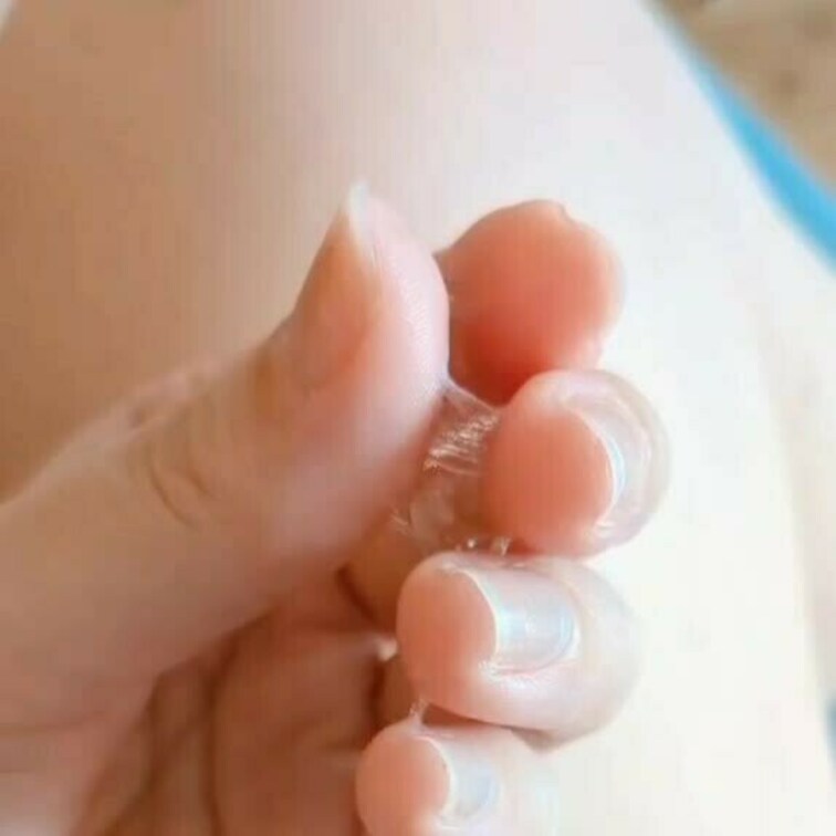 本物の私の愛液です、、//

日によって　もう少しサラサラの時もあればその逆も然りです…

今回は透明度が高く粘