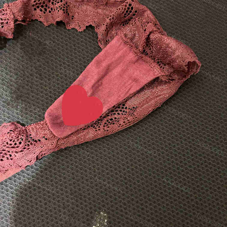 バイト先、オーナーの庶務イスで。
シミが垂れたから、速攻拭いた…

#フェチ
#変態
#パンツ
#ブラジャー