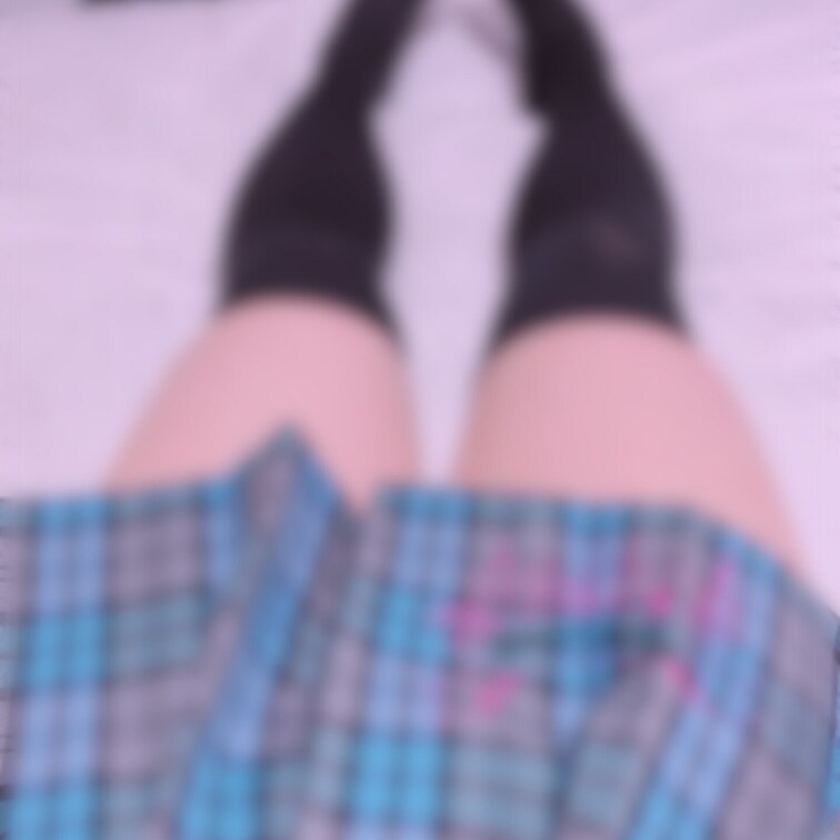 青チェックのスカートにニーハイ！
フォロワーさんがニーハイを買ってくれたので履きました、、
ぼかし無しは有料プランで