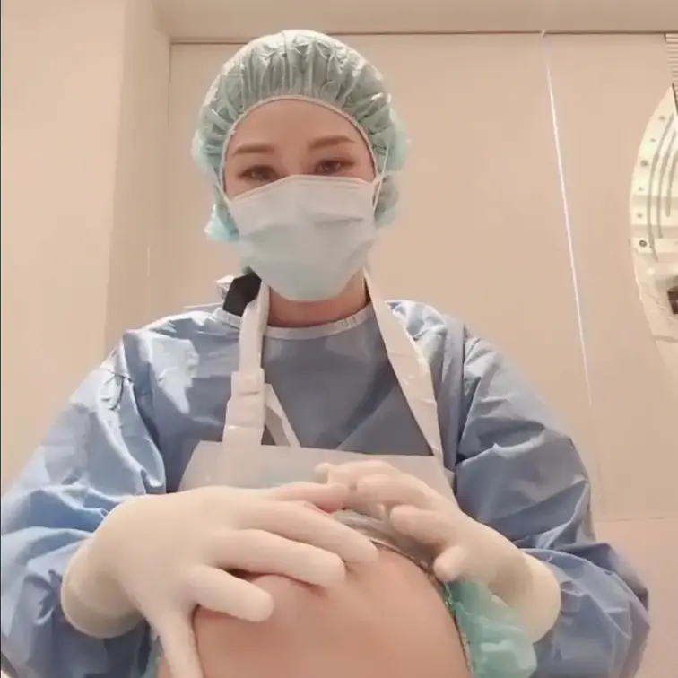 ゴム手袋でお口の中クチュクチュ❤