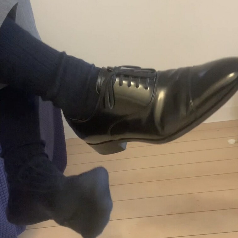 早く帰宅できた日。めっちゃ歩いたから足が疲れた…/穿皮鞋路走多了,腿脚酸痛