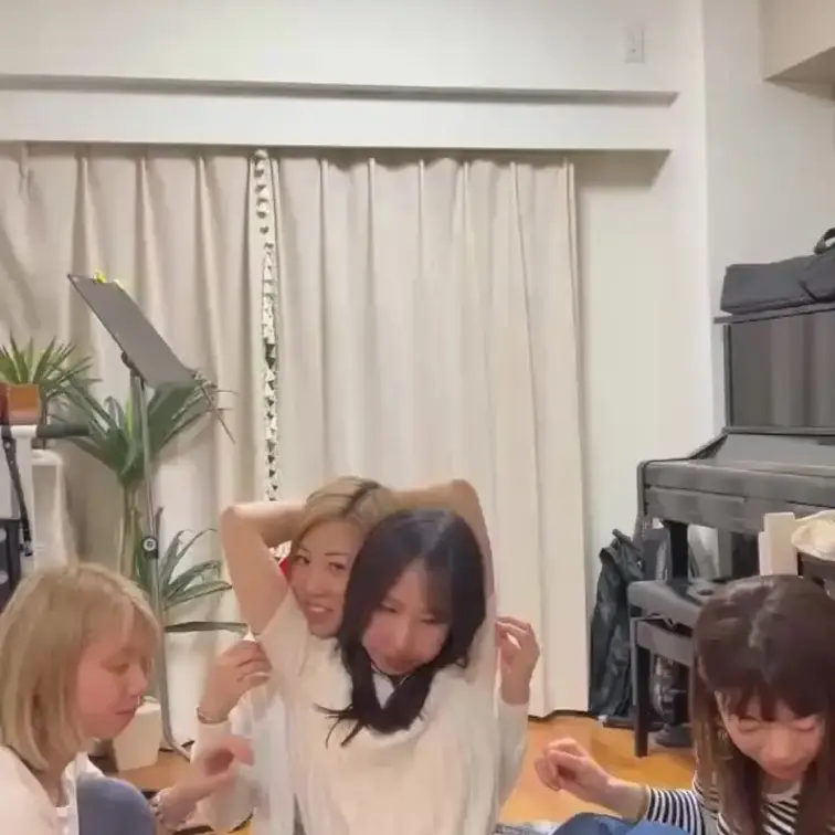皆様大変お待たせしました！
今回皆様大変お待たせしました！
今回のくすぐり動画はこちらです👍

是非いっぱい見て