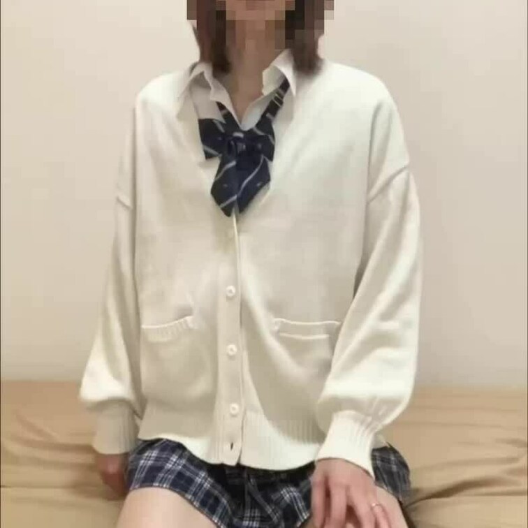 制服生脱ぎ❣️
下着姿まで順番に脱いでいく動画です❣️
