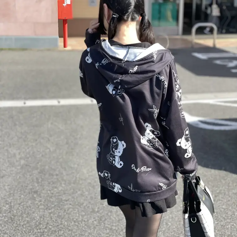 幼く見えるけど大人です。フォロー必須!
黒髪に映える白肌、スレンダーなボディに美脚と美尻。
どんなコスプレも自分色に