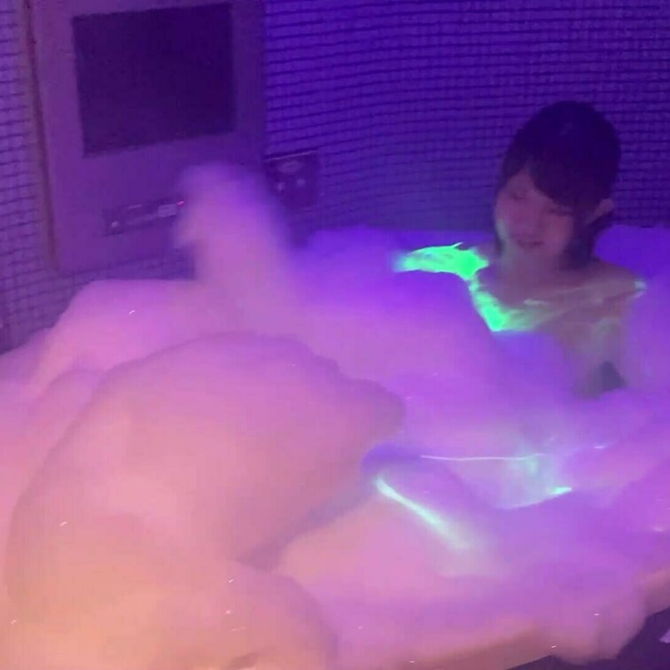 泡風呂に入り、蛍光ローションを全身に塗ります。