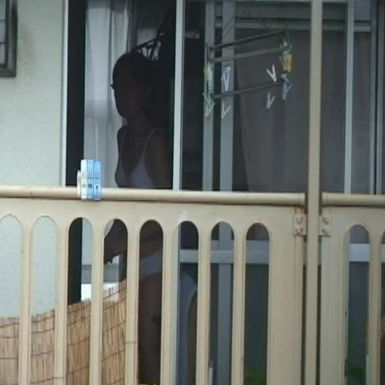 ②わざとベランダに出てきて捲ってパンツ見せてきた。これは昔の話し。引っ越す1週間前、荷物もカーテンも全部片付けて何もない