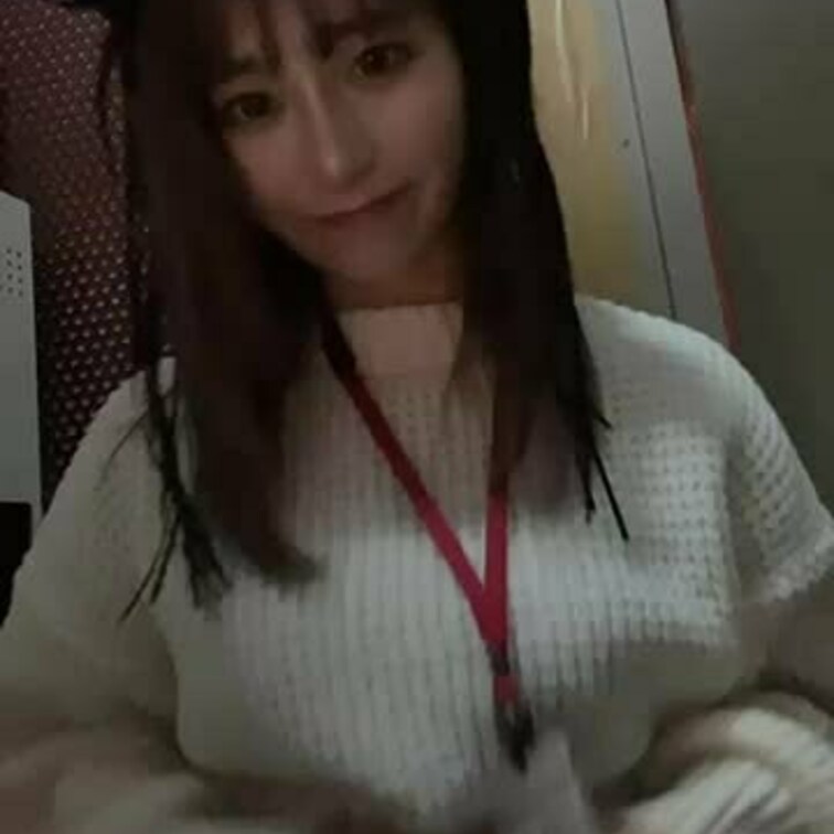 仕事の休憩中暑すぎて裏で脱いじゃいました、、///