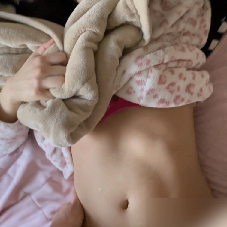 めちゃ美形の子。
スタイルもいいし、エロいし。
朝チンチン触ってきてそのままエッチ。
パイパンで、朝チンチン触って