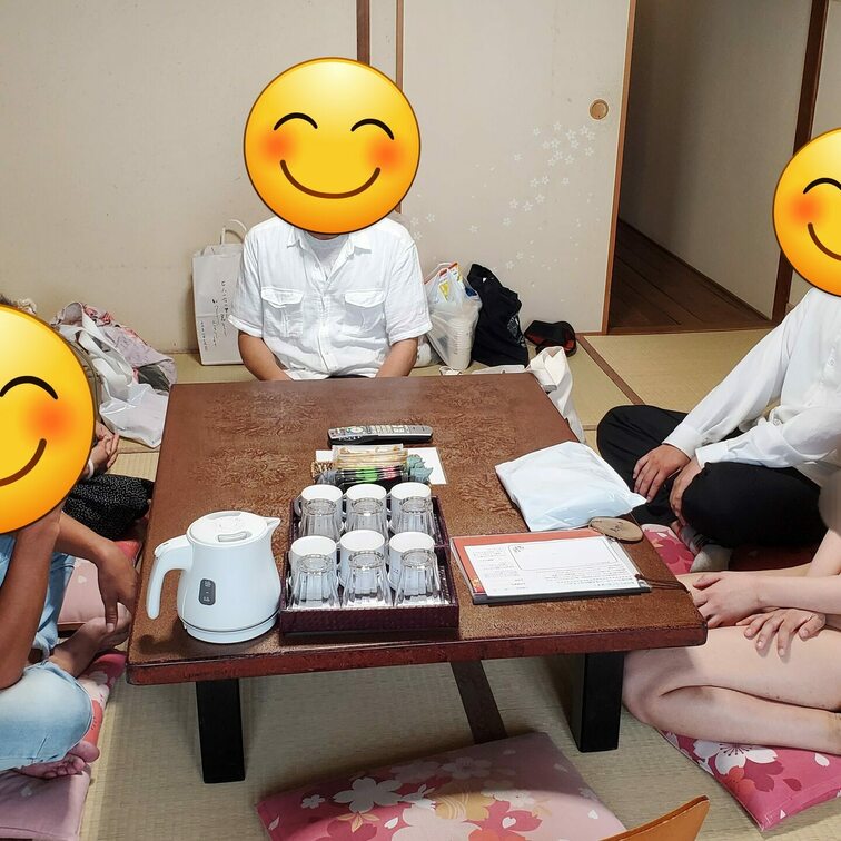 みずきさんの、混浴オフ会の時のパーティーでの一枚。一人だけ服を着てない人がいます。混浴オフ会の詳細はX「関西混浴倶楽部」