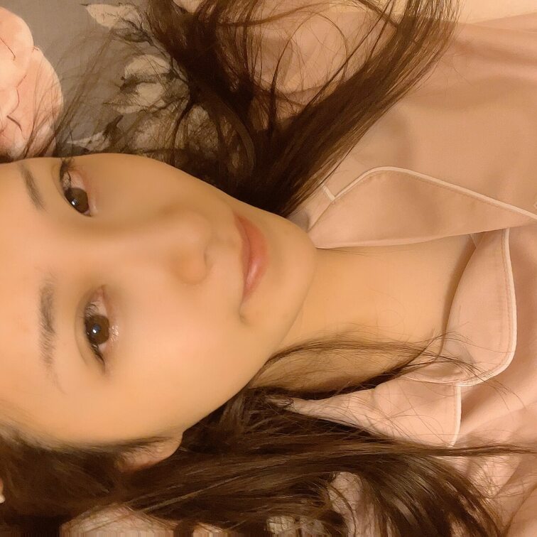 一緒に寝たいですか( ^-' )✨️

サテン生地のパジャマの肌触りが好きです。

