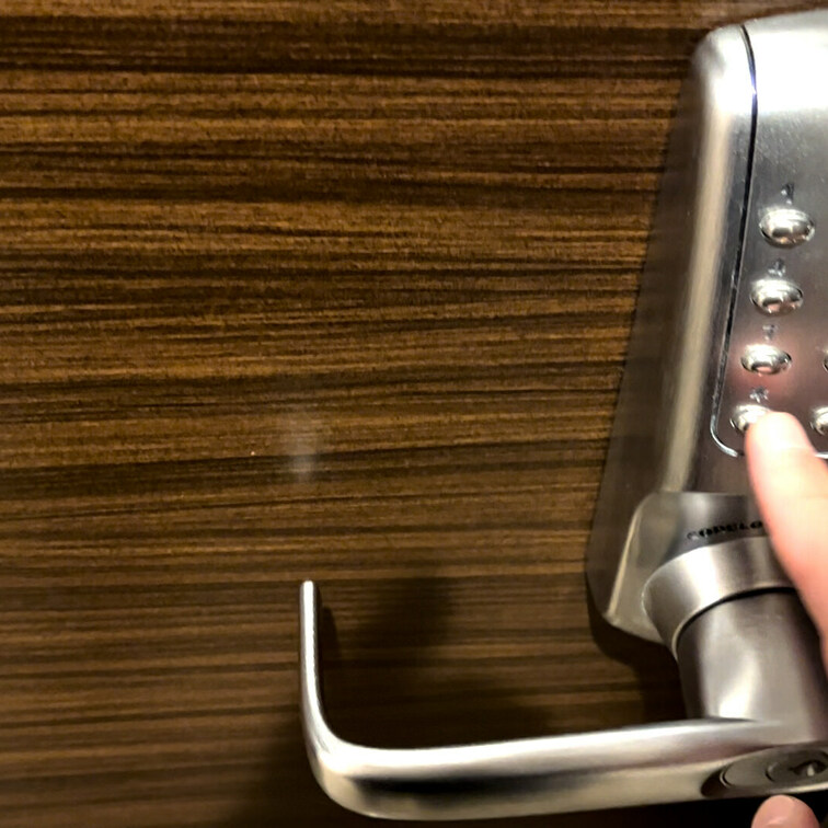 Sekaiくんを電子ロックキーで入れるホテルに目隠し、両耳耳栓待機させて掘り倒し!!