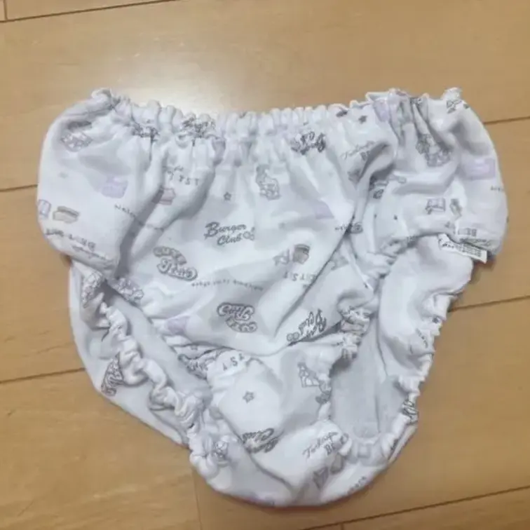 ぽぽぽの今日のパンツです🥰🥰
 今日はお気に入りのパンツです🥰🥰
 
 クロッチ汚れはプラン加入で見れますよ🥰
